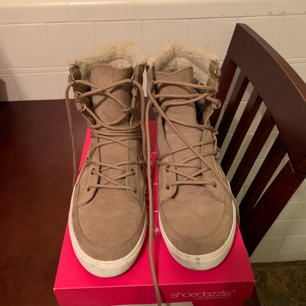 ShoeDazzle Casual Shoe